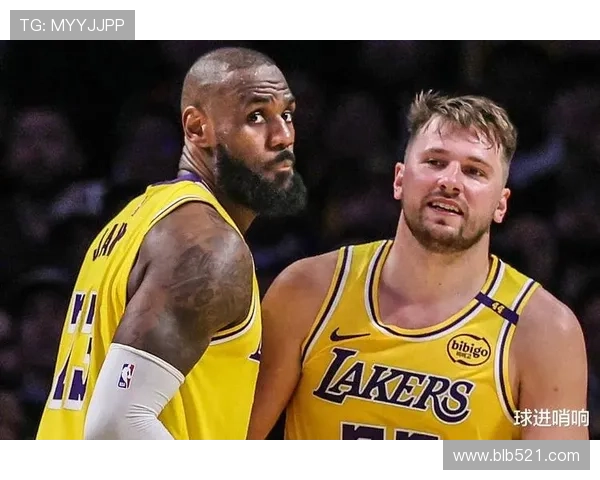 詹姆斯重返赛场展现实力与东契奇小里组合默契无间的精彩表现